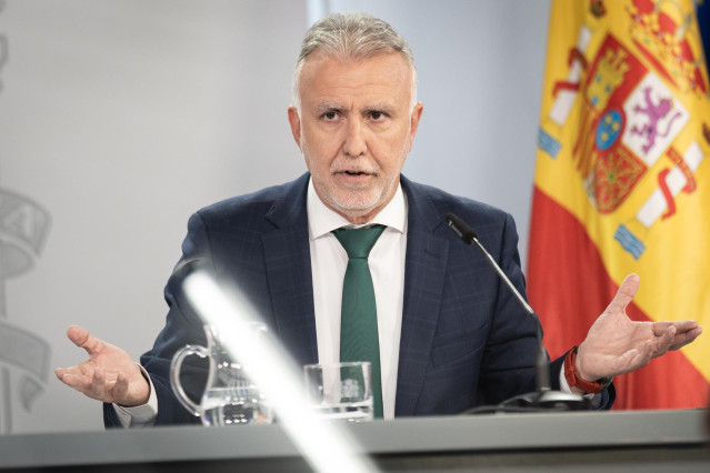 El ministro de Política Territorial y Memoria Democrática, Ángel Víctor Torres, durante una rueda de prensa posterior al Consejo de Ministros, en el Palacio de La Moncloa, a 18 de marzo de 2025, en Madrid (España).