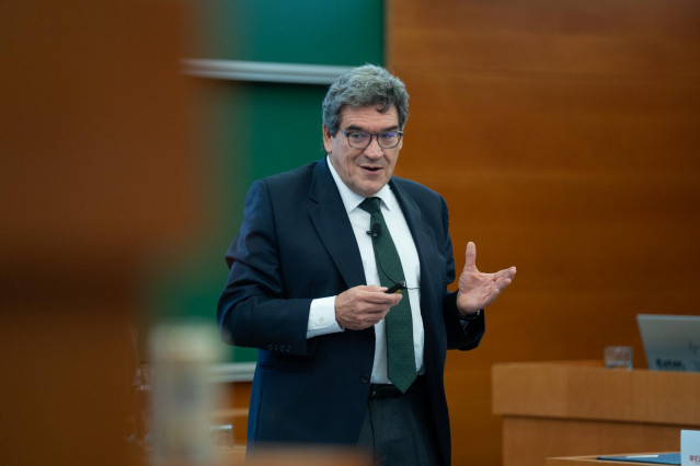 El gobernador del Banco de España, José Luis Escrivá, interviene durante la Conferencia sobre IA en finanzas, en IESE Business School, a 21 de marzo de 2025, en Barcelona, Catalunya (España).