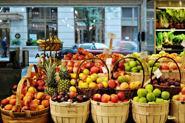 Archivo - Frutas en una tienda