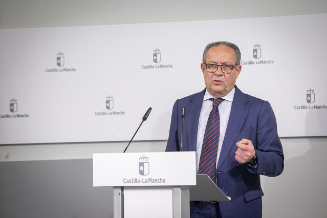 Archivo - El consejero de Hacienda, Administraciones Públicas y Transformación Digital, Juan Alfonso Ruiz Molina, en rueda de prensa