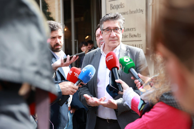 El portavoz del PSOE en el Congreso, Patxi López, este viernes en Sevilla en declaraciones a los medios de comunicación.