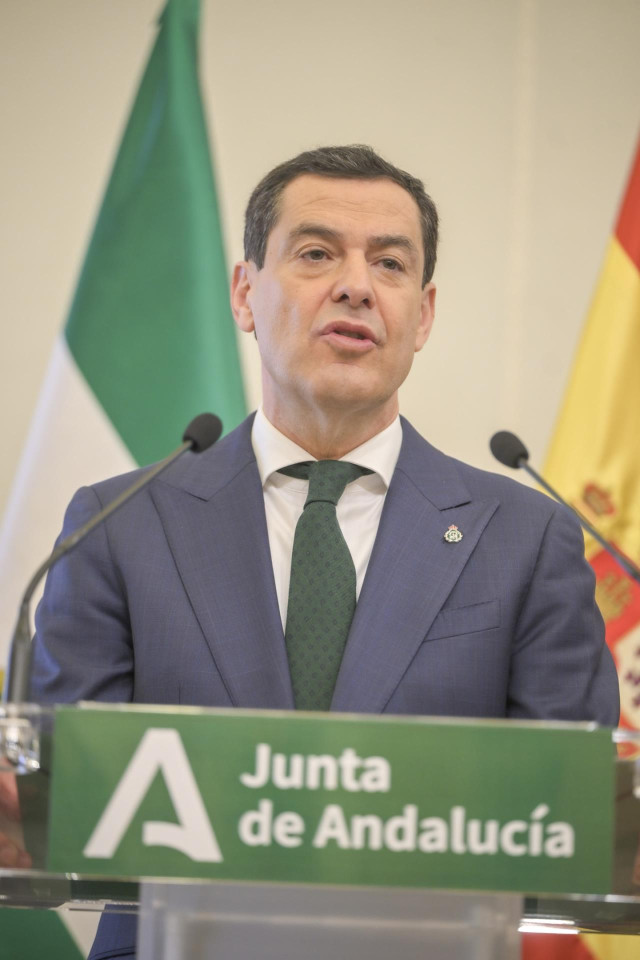 El presidente de la Junta de Andalucía, Juan Manuel Moreno (i) y el presidente del Gobierno de Aragón, Jorge Azcón (d), firman un acuerdo durante una rueda de prensa posterior a un encuentro en el Palacio de la Presidencia, a 21 de marzo de 2025, en Zarag