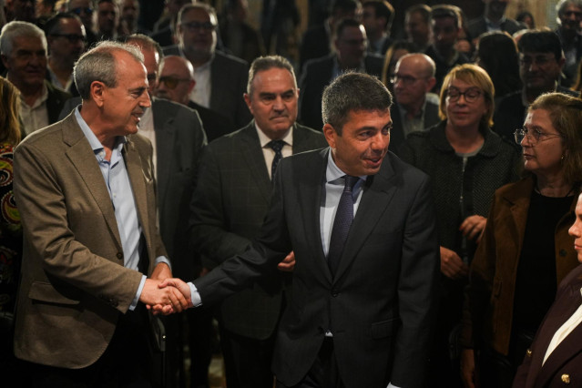 El presidente de la Generalitat Valenciana, Carlos Mazón (c), durante la presentación del informe de Diagnóstico del Plan de Recuperación Económica y Social de la Comunitat Valenciana, en el Palau de la Generalitat, a 21 de marzo de 2025, en Valencia