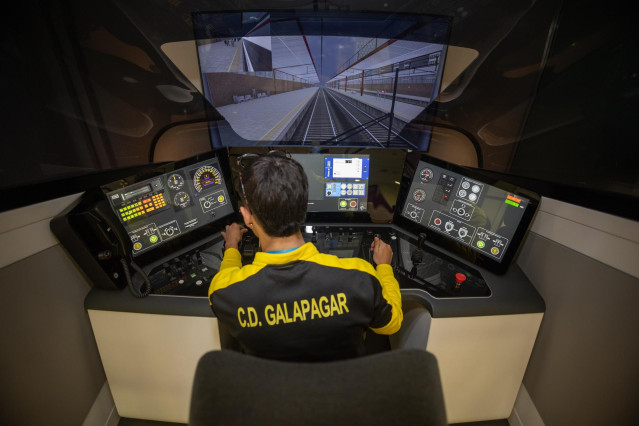 Archivo - Alumno practicando en el centro de formación de Renfe en la estación de tren de Chamartín