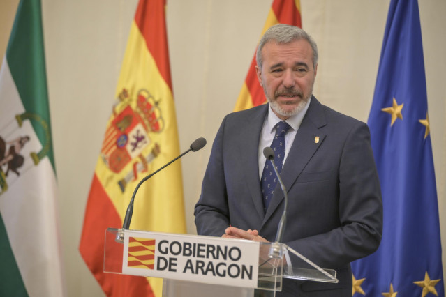 El presidente del Gobierno de Aragón, Jorge Azcón, durante una rueda de prensa posterior a un encuentro en el Palacio de la Presidencia con el presidente de la Junta de Andalucía, Juan Manuel Moreno Bonilla.