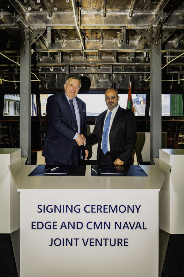 De izquierda a derecha: el presidente de CMN Naval, Pierre Balmer, y el consejero delegado de Edge Group, Hamad Al Marar, durante la firma de la 'joint venture' AD Naval para la construcción de corbetas y patrulleras.