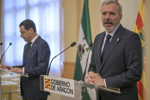 El presidente del Gobierno de Aragón, Jorge Azcón, en rueda de prensa junto con el presidente de la Junta de Andalucía, Juan Manuel Moreno Bonilla.