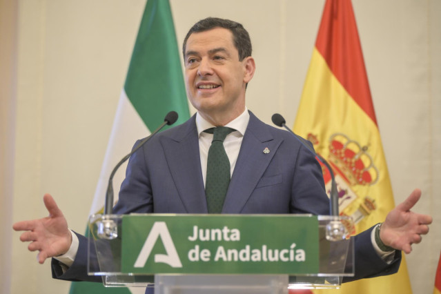El presidente de la Junta de Andalucía, Juan Manuel Moreno, durante una rueda de prensa posterior a un encuentro en el Palacio de la Presidencia con el presidente del Gobierno de Aragón, a 21 de marzo de 2025, en Zaragoza, Aragón (España). Juanma Moreno h