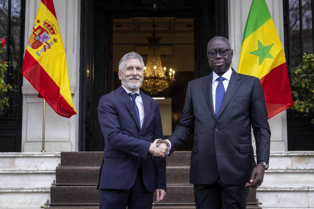 El ministro del Interior, Fernando Grande-Marlaska, en la reunión con su homólogo senegalés, general Jean-Baptiste Tine