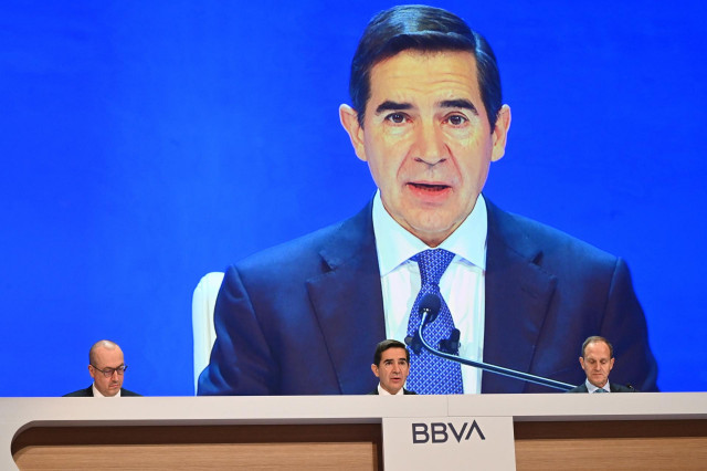 (I-D) El CEO de BBVA, Onur Genç, el presidente de BBVA, Carlos Torres Vila, y el secretario general de BBVA, Domingo Armengol, durante la junta general de accionistas de BBVA, en Bilbao, Vizcaya, País Vasco (España).
