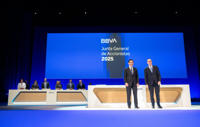 El presidente de BBVA, Carlos Torres Vila (i), y el CEO de BBVA, Onur Genç (d), durante la junta general de accionistas de BBVA, en el Palacio Euskalduna, a 21 de marzo de 2025, en Bilbao, Vizcaya, País Vasco (España).