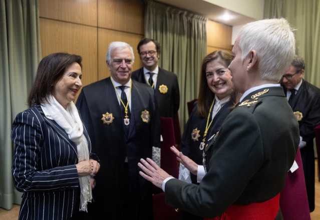 La ministra de Defensa, Margarita Robles (i) y la general consejero togado María Begoña Aramendía Rodríguez de Austria (d), durante el acto de toma posesión como auditor presidenta del Tribunal Militar Central, ante el Pleno del Consejo General del Poder