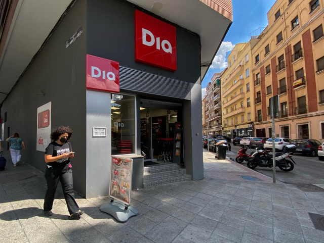 Archivo - La entrada de un supermercado Dia, a 3 de septiembre de 2021, en Madrid (España).