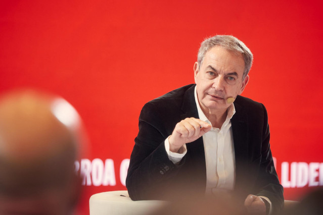 El expresidente del Gobierno, José Luis Rodríguez Zapatero, durante un coloquio bajo el título, 'Futuro en clave feminista', en el 13º Congreso Regional del PSN.