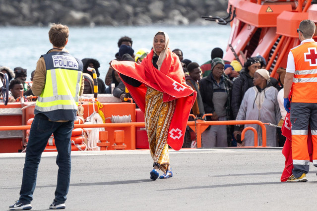 Archivo - Varios servicios de emergencia atienden a migrantes recién rescatados de un cayuco en Lanzarote