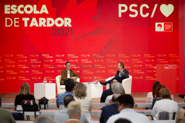 Archivo - El ministro de la Presidencia, Relaciones con las Cortes y Memoria Democrática, Félix Bolaños (i) y el senador del PSC por Tarragona, Manel de la Vega.