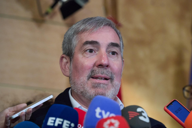 El presidente de Canarias, Fernando Clavijo, ofrece declaraciones  a los medios tras una reunión con la ministra de Hacienda, durante una reunión en la sede del Ministerio, a 10 de marzo de 2025