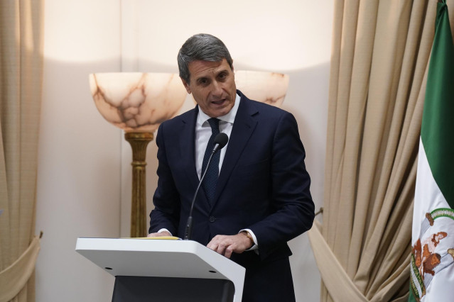 El delegado del Gobierno en Andalucía, Pedro Fernández, interviene durante el acto de reparación de la memoria de García Caparrós. A 27 de febrero de 2025, en Málaga. (Foto de archivo).