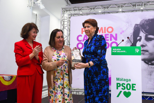 El PSOE de Málaga ha entregado este sábado los Premios Carmen Olmedo a la exministra de Fomento y exconsejera de Hacienda de la Junta, Magalena Álvarez, y a título póstumo a Ana Paula Montero, parlamentaria andaluza y exdelegada de Igualdad