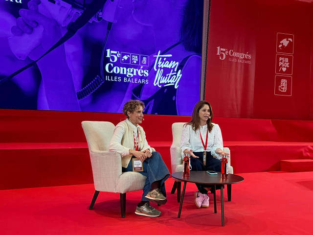 La secretaria de Estado de Igualdad y contra la Violencia de Género, Aina Calvo, charla con la diputada del PSIB-PSOE en el Congreso, Milena Herrera
