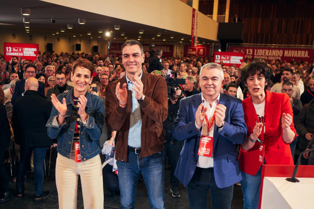 I-D: La secretaria general del PSN y presidenta de Navarra, María Chivite, el presidente del Gobierno y secretario general del PSOE, Pedro Sánchez, el secretario de Organización del PSOE, Pedro Sánchez, y la ministra Elma Saiz, en el 13º Congreso del PSN.