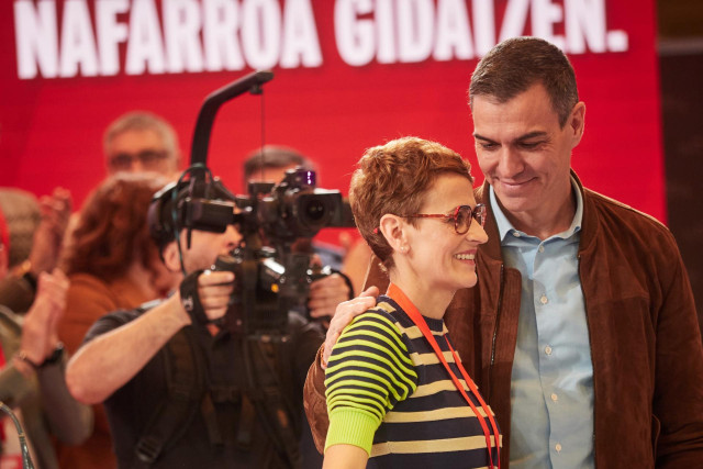 El presidente del Gobierno de España y secretario general del PSOE, Pedro Sánchez, con la secretaria general del PSN y presidenta del Gobierno de Navarra, María Chivite, en la clausura del 13º Congreso del PSN.