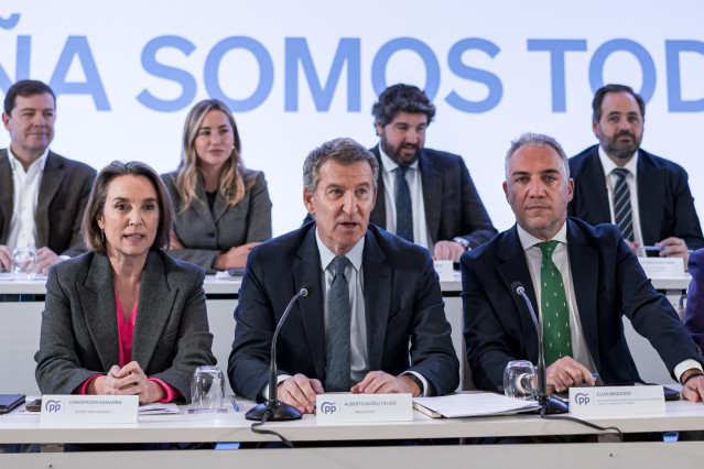 Archivo - La secretaria general del PP, Cuca Gamarra; el presidente del PP, Alberto Núñez Feijóo y el vicesecretario de Coordinación Autonómica y Local del PP, Elías Bendodo, durante una reunión del Comité Ejecutivo.