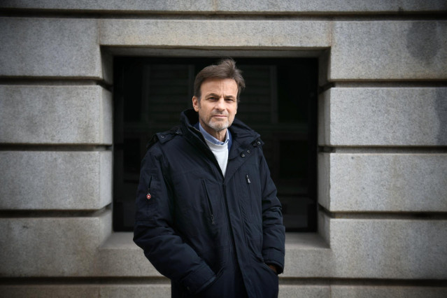 El eurodiputado y dirigente de los Comunes, Jaume Asens, posa durante una entrevista con Europa Press tras la reciente presentación en Madrid de su libro 'Los años irrecuperables', publicado por la editorial 'Península'.