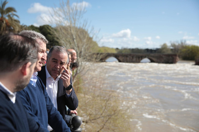 El presidente del Partido Popular, Alberto Núñez Feijóo, junto al alcalde de Talavera, José Julián Gregorio, tras el derrume del puente romano
