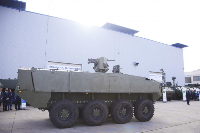 Archivo - Detalle de los nuevos vehículos durante la presentación de los siete primeros Vehículos de Combate sobre Ruedas (VCR) 8x8 Dragón al Ministerio de Defensa y el Ejército de Tierra en la Fábrica de Trubia de GDELS-Santa Bárbara Sistemas en Alcalá d
