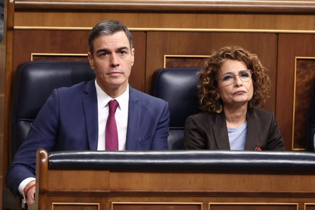 El presidente del Gobierno, Pedro Sánchez y la vicepresidenta primera y ministra de Hacienda, María Jesús Montero, a 19 de marzo de 2025, en Madrid (España).