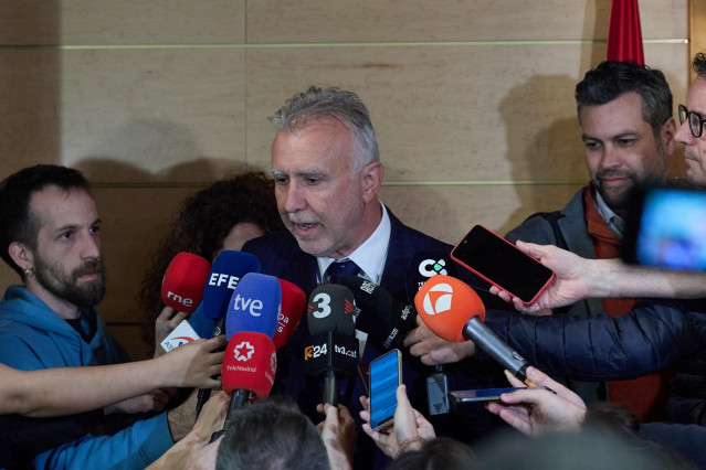 El ministro de Política Territorial, Ángel Víctor Torres, ofrece declaraciones a los medios tras una reunión entre el presidente de Canarias, y la ministra de Hacienda, durante una reunión en la sede del Ministerio, a 10 de marzo de 2025, en Madrid (Españ