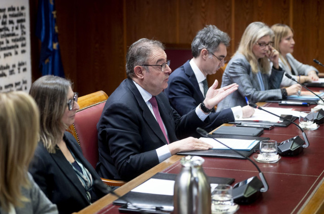 Archivo - La mesa de la comisión de investigación del Senado sobre la dana, presidida por el senador del PP Gerardo Camps.