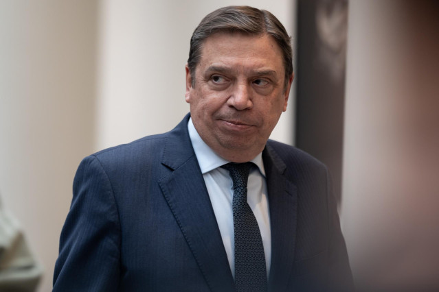 El ministro de Agricultura, Pesca y Alimentación, Luis Planas, a su llegada a una sesión de control en el Senado, a 11 de marzo de 2025, en Madrid (España). El Partido Popular defiende en el pleno del Senado una moción para instar al Gobierno de España a