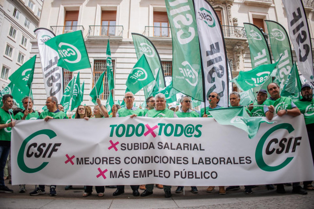 Archivo - Varias personas con una pancarta durante una concentración del CSIF frente al Ministerio de Hacienda, a 27 de junio de 2024, en Madrid (España).