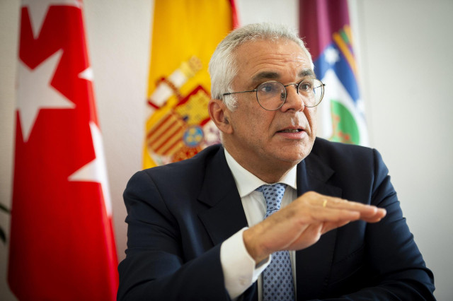 Archivo - El portavoz municipal del PP en Cibeles y concejal-presidente del distrito de Carabanchel, Carlos Izquierdo Torres, durante una entrevista para Europa Press, en la Plaza de la Villa, a 9 de octubre de 2024, en Madrid (España).