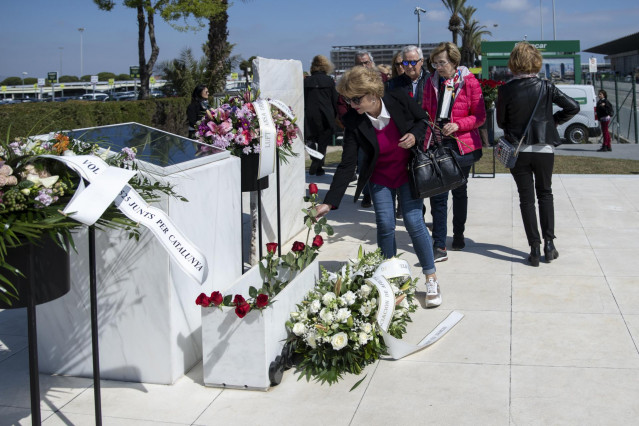 Archivo - Una mujer coloca una flor junto a una placa conmemorativa durante el homenaje a las víctimas del accidente de Germanwings, en el Aeropuerto de Barcelona-El Prat, a 23 de marzo de 2023, en Barcelona, Catalunya (España).
