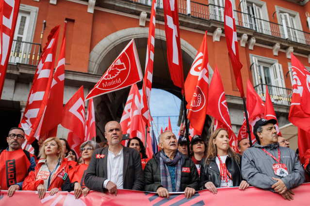 Archivo - El secretario general de UGT, Pepe Álvarez (3d), y el secretario general de Comisiones Obreras, Unai Sordo (3i).