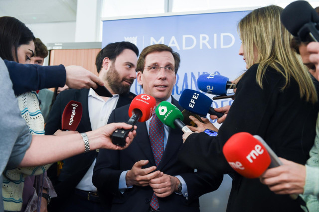 El alcalde de Madrid, José Luis Martínez-Almeida, atiende a los medios de comunicación