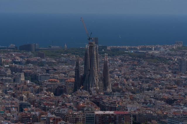 Archivo - Vista panorámica de Barcelona, con La Basílica de la Sagrada Familia al fondo.