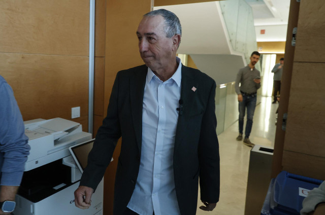 Archivo - El síndic de Compromís en Les Corts, Joan Baldoví, atiende a los medios de comunicación, en una imagen de archivo