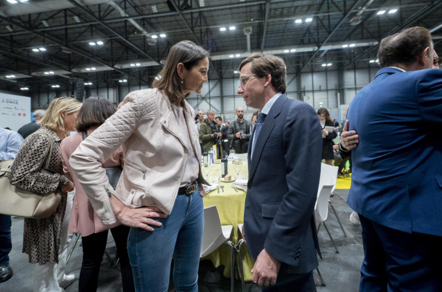 Archivo - La portavoz del PSOE en Madrid, Reyes Maroto, y el alcalde, José Luis Martínez-Almeida