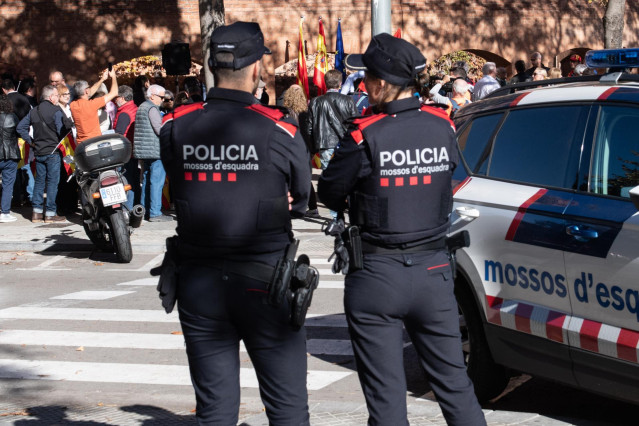 Archivo - Dos agentes de los Mossos d'Esquadra durante una manifestación contra la amnistía