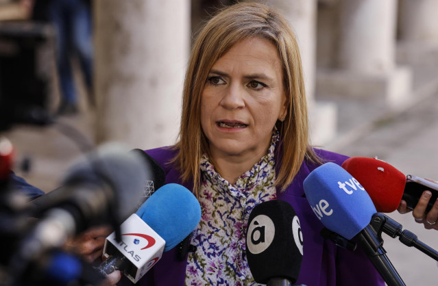 La delegada del Gobierno en la Comunitat Valenciana, Pilar Bernabé, atiende a los medios antes del acto del Día Meteorológico Mundial 2025 en La Nau de la Universitat de València