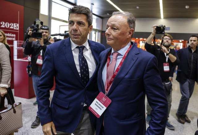 Imagen de archivo del presidente de la Generalitat Valenciana, Carlos Mazón (i), y el presidente de la Confederación Empresarial Valenciana (CEV), Salvador Navarro, en un acto empresarial.