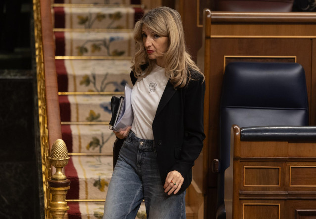 La vicepresidenta segunda y ministra de Trabajo, Yolanda Díaz, sale de un pleno en el Congreso de los Diputados, a 12 de marzo de 2025, en Madrid (España).