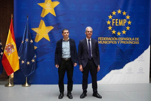 (I-D): El Secretario De Estado De Seguridad Social Y Pensiones, Borja Suárez, Y El Secretario General De La FEMP, Luis Martínez-Sicluna. En Madrid, A 24 De Marzo De 2025.