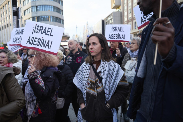 La portavoz de Podemos en el Congreso, Ione Belarra, durante una concentración de emergencia por los últimos ataques israelíes a palestinos en los que han muerto más de 400 personas, en la Plaza de Callao, a 19 de marzo de 2025, en Madrid (España).