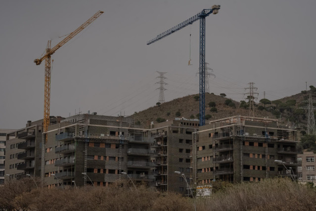 Archivo - Viviendas en construcción, a 8 de abril de 2024, en Barcelona