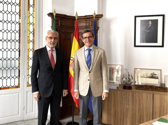 El presidente del Consejo de Seguridad Nuclear (CSN), Juan Carlos Lentijo, junto al consejero de Industria, Energía y Minas, Jorge Paradela.